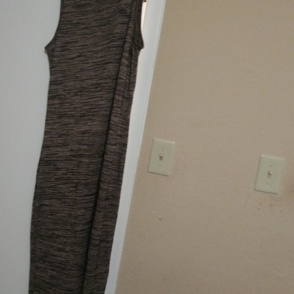 Casual sleeveless dress.